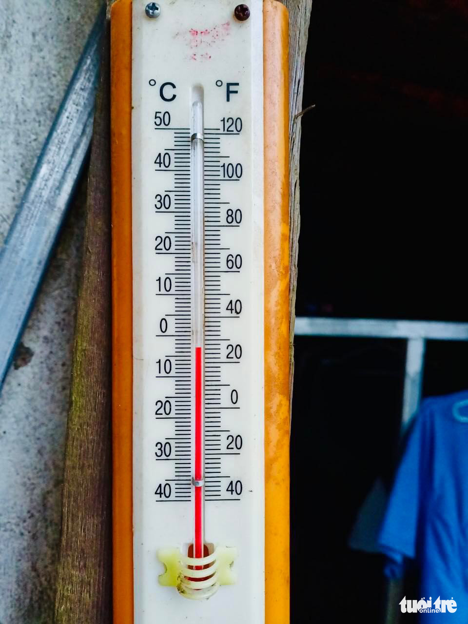 A thermometer showing the temperature of below zero degrees Celsius at Buoc Mu Border Station in Nghe An Province, Vietnam, December 18, 2022. Photo: N.Thang / Tuoi Tre