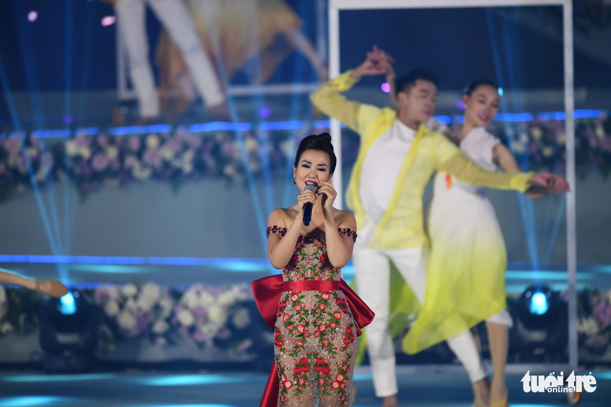 Singer Vo Ha Tram performs at the opening ceremony of the Da Lat Flower Festival 2022 in Da Lat City, Lam Dong Province, Vietnam, December 18, 2022. Photo: M.V. / Tuoi Tre