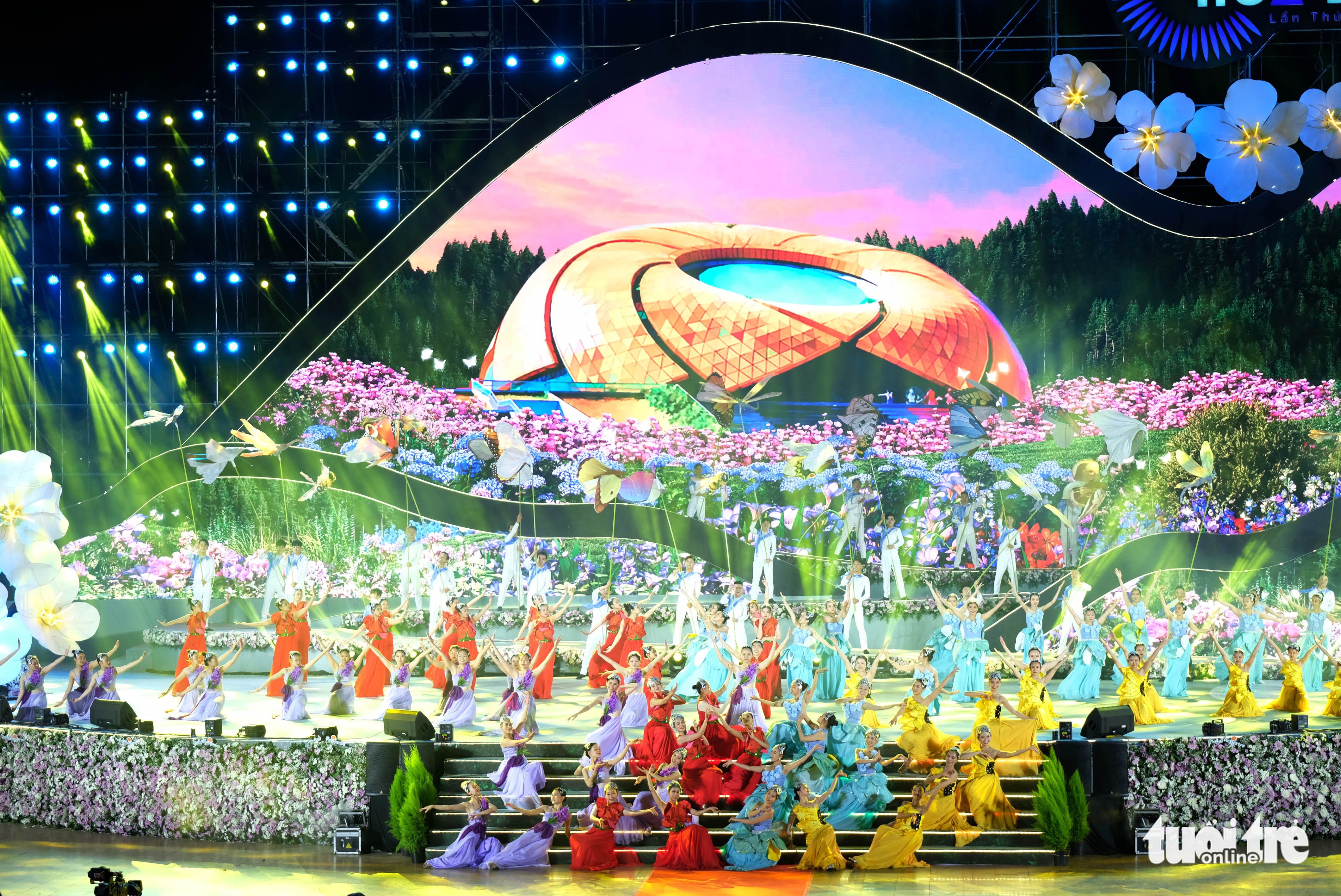 Artists perform at the opening ceremony of the Da Lat Flower Festival 2022 in Da Lat City, Lam Dong Province, Vietnam, December 18, 2022. Photo: M.V. / Tuoi Tre