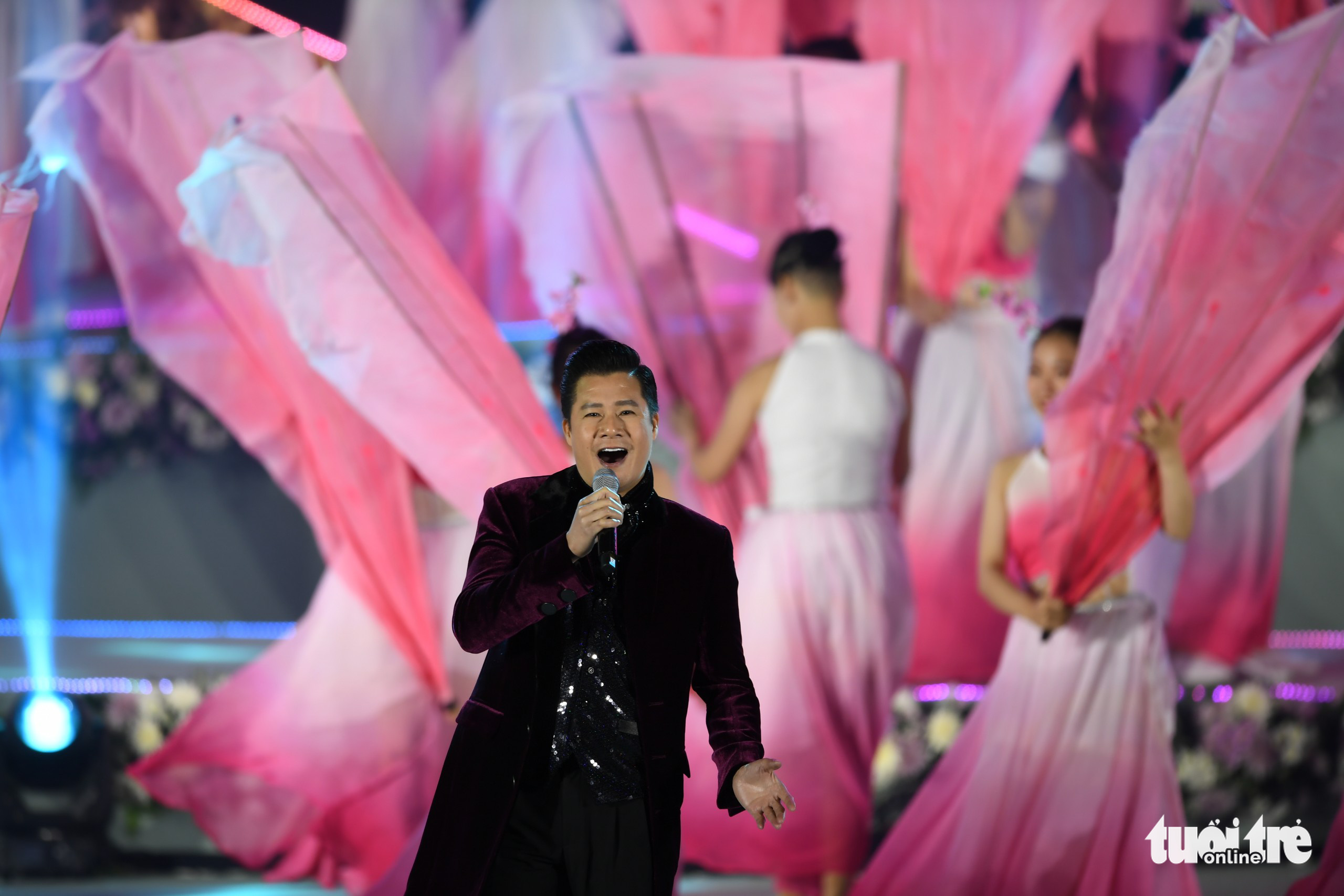 Singer Quang Dung performs at the opening ceremony of the Da Lat Flower Festival 2022 in Da Lat City, Lam Dong Province, Vietnam, December 18, 2022. Photo: M.V. / Tuoi Tre