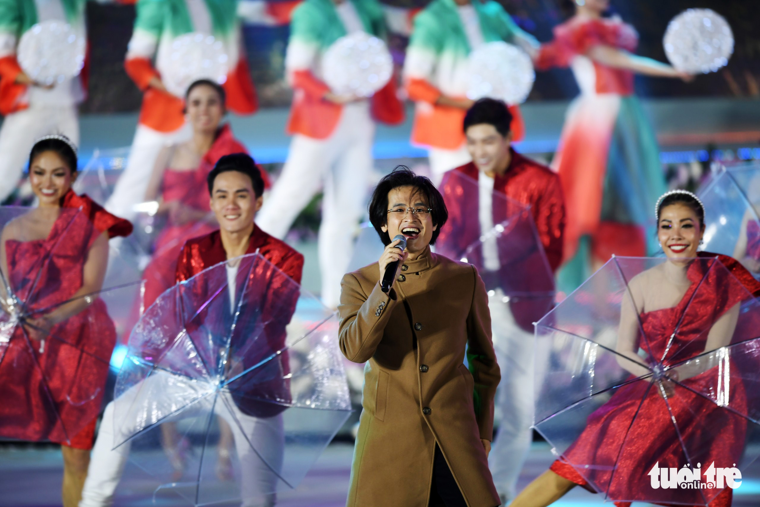 Singer Ha Anh Tuan performs at the opening ceremony of the Da Lat Flower Festival 2022 in Da Lat City, Lam Dong Province, Vietnam, December 18, 2022. Photo: M.V. / Tuoi Tre