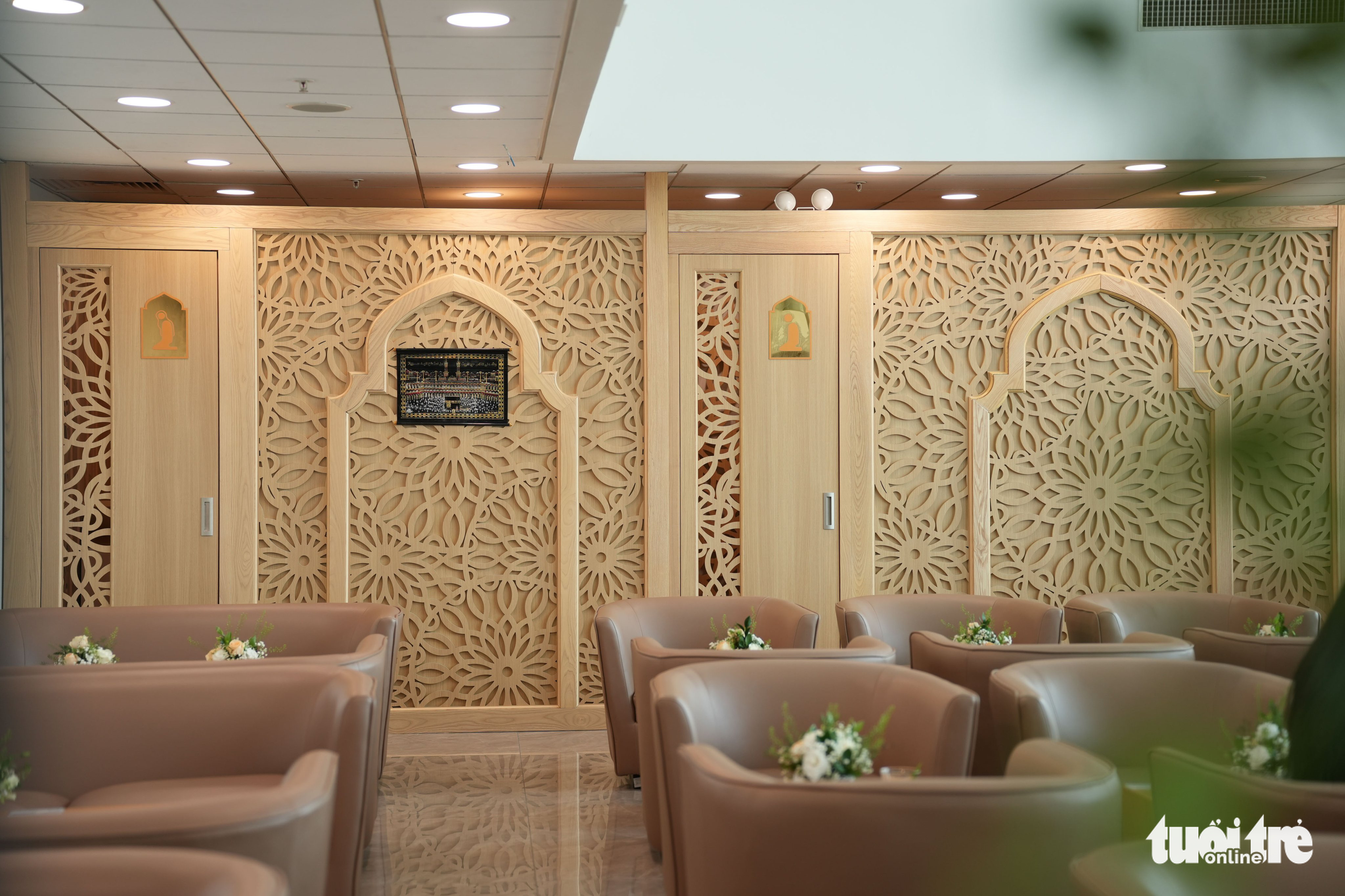 Separate prayer rooms for men and women inside the Jasmine lounge for Muslims at Tan Son Nhat International Airport in Ho Chi Minh City. Photo: D.P. / Tuoi Tre