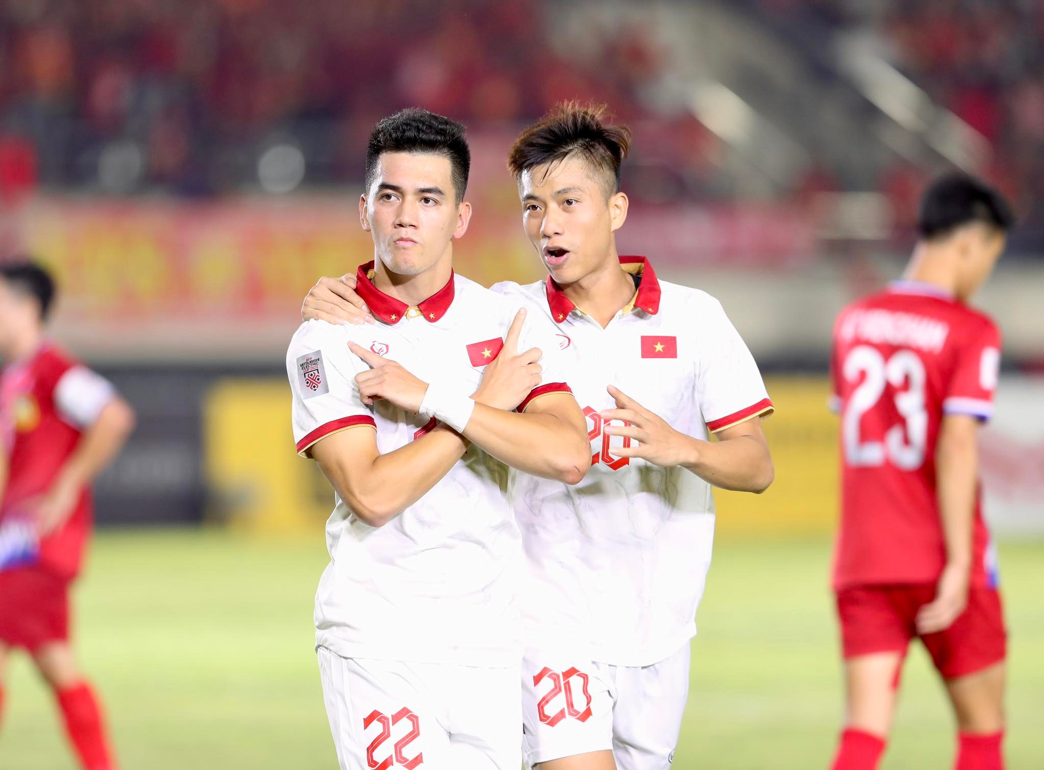 Former champions Vietnam cruise to opening win over Laos