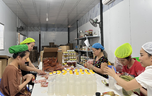 Employees work at a spice company in District 12, Ho Chi Minh City. Photo: Thao Thuong / Tuoi Tre