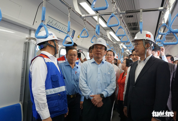 Leaders of Ho Chi Minh City and Japanese officials on board a train belonging to the city’s first metro line during its test run on December 21, 2022 in this image.  Photo: Duc Phu / Tuoi Tre