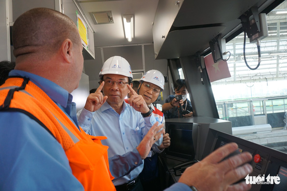 Ho Chi Minh City Party Committee Secretary Nguyen Van Nen speaks with a metro train driver on December 21, 2022. Photo: Duc Phu / Tuoi Tre