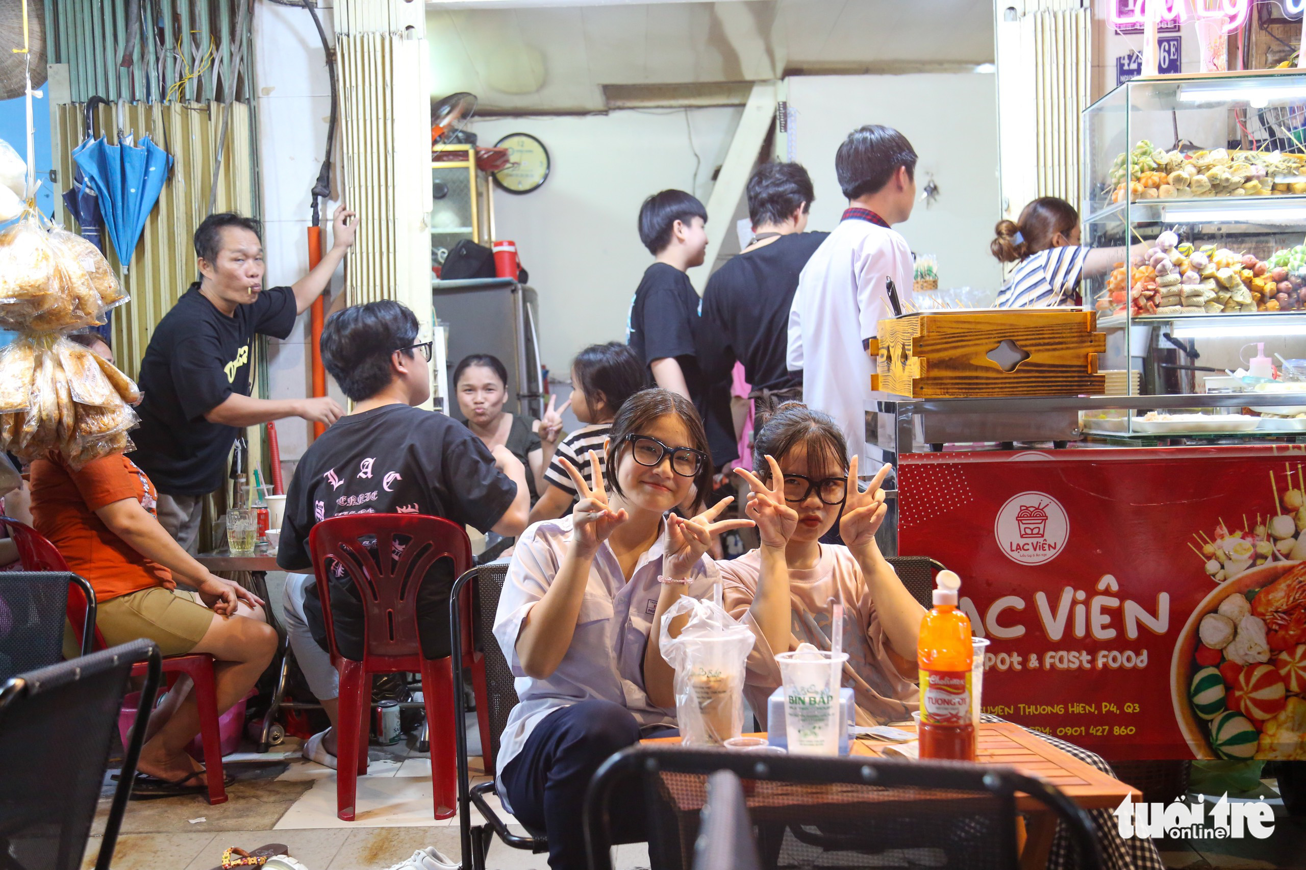 Teenagers enjoy beverages at Nguyen Thuong Hien Food Street in District 3, Ho Chi Minh City, December 21, 2022. Photo: Phuong Quyen / Tuoi Tre
