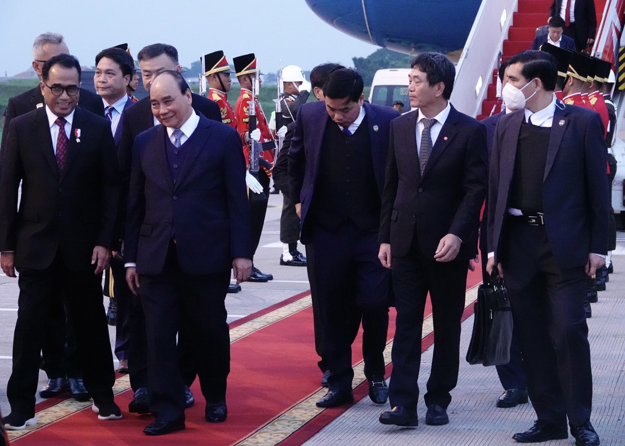 Vietnamese State President Nguyen Xuan Phuc is welcomed at Soekarno-Hatta International Airport in Jakarta, Indonesia, December 21, 2022. Photo: Quynh Trung / Tuoi Tre