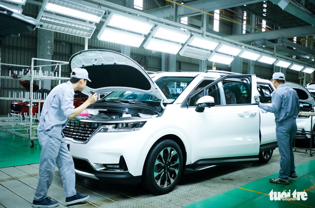 Workers assemble a KIA auto in a Thaco’s factory in the Chu Lai Open Economic Zone in Quang Nam Province, central Vietnam. Automobile engineering is currently a bright spot of Quang Nam Province. Photo: Tan Luc / Tuoi Tre