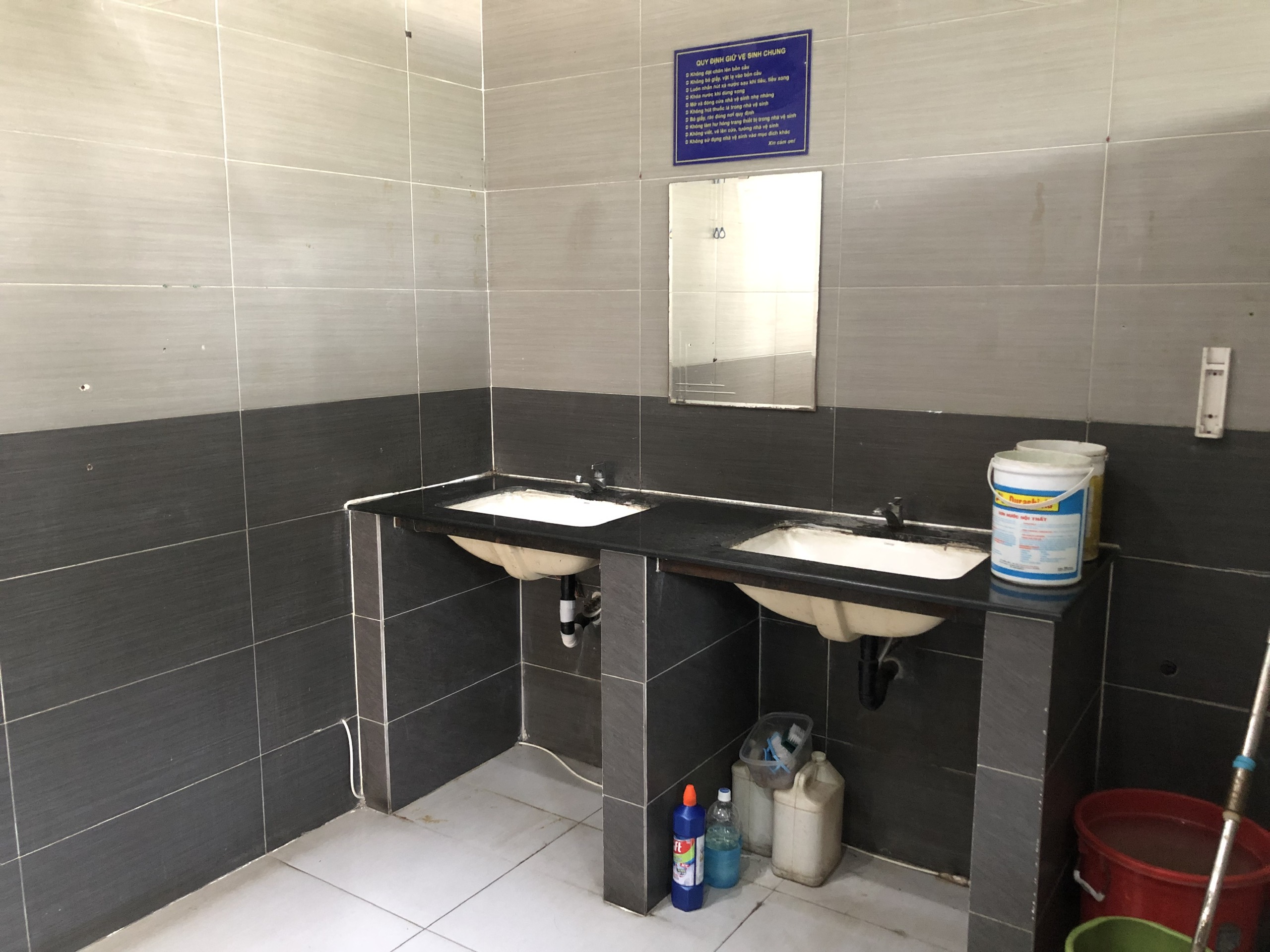 Buckets of water are placed on a hand washing station so that visitors can flush toilets inside the women’s restroom at the Saigon Railway Station in Ho Chi Minh City. Photo: Luu Duyen / Tuoi Tre