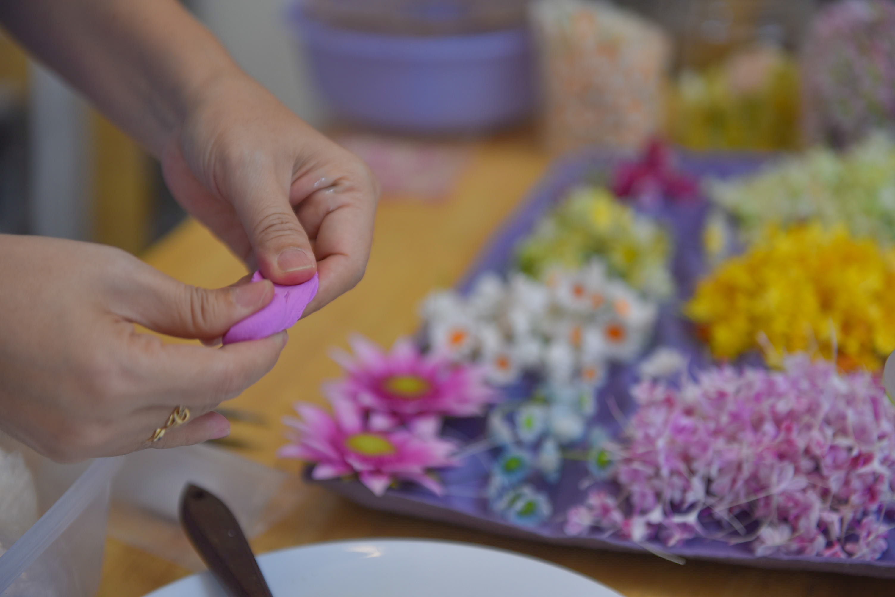 Giang Sinh shapes clay into flowers. Photo: Ngoc Phuong / Tuoi Tre News