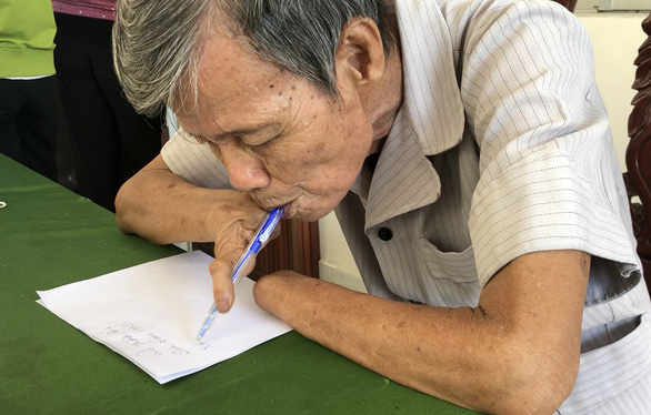 Handless Vietnamese veteran carries patriotism into old age