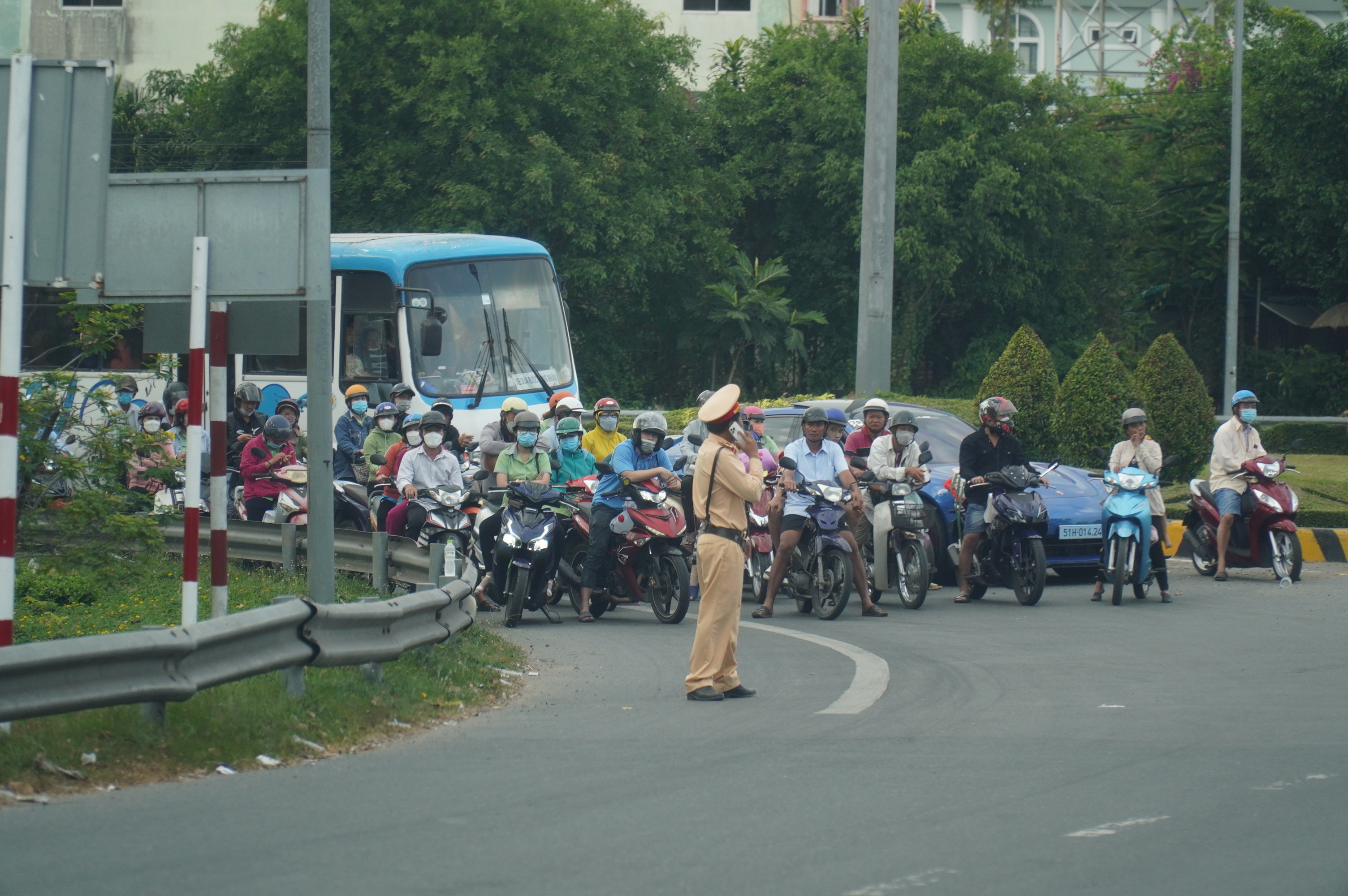 Traffic police forces block traffic from Tien Giang Province to Ben Tre Province to prioritize vehicles on the opposite direction so as to ease a serious traffic jam on the Rach Mieu Bridge in Vietnam's Mekong Delta region, December 23, 2022. Photo: Mau Truong / Tuoi Tre