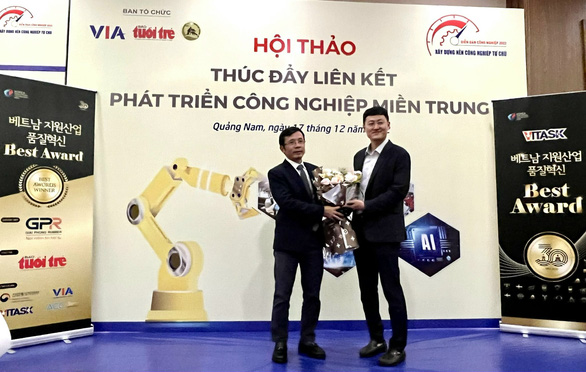 Lee Jun Ho (right), deputy director of the Vietnam Technology Advice and Solutions from Korea Center (VITASK), and Tran Xuan Toan, Deputy Editor-in-Chief of Tuoi Tre newspaper, pose for a photo at the seminar themed “Boosting Connectivity for Industrial Development in Central Region” held in Quang Nam Province, central Vietnam, on December 17, 2022. Photo: M. Tu / Tuoi Tre