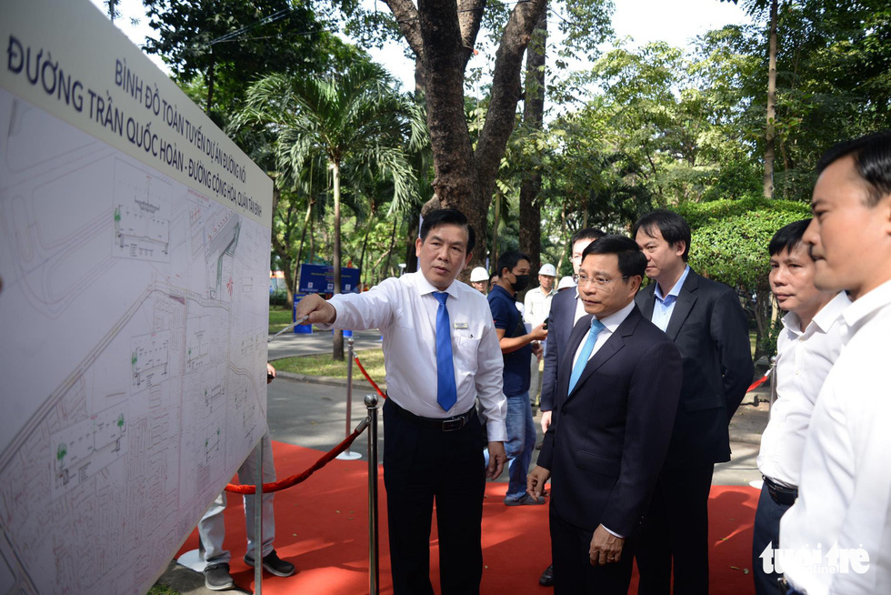 Minister of Transport Nguyen Van Thang surveys the construction site of a road project connecting to the T3 terminal project. Photo: Thu Dung / Tuoi Tre