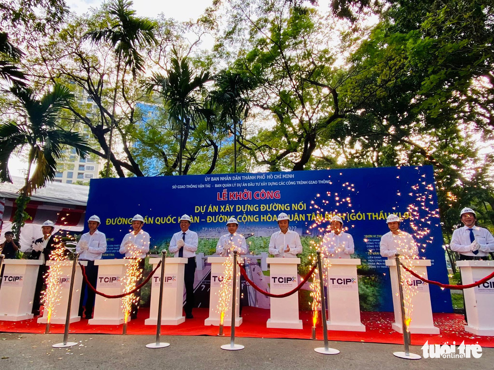 Leaders of the Ministry of Transport and other units press buttons to kick off the road project. Photo: Thu Dung / Tuoi Tre