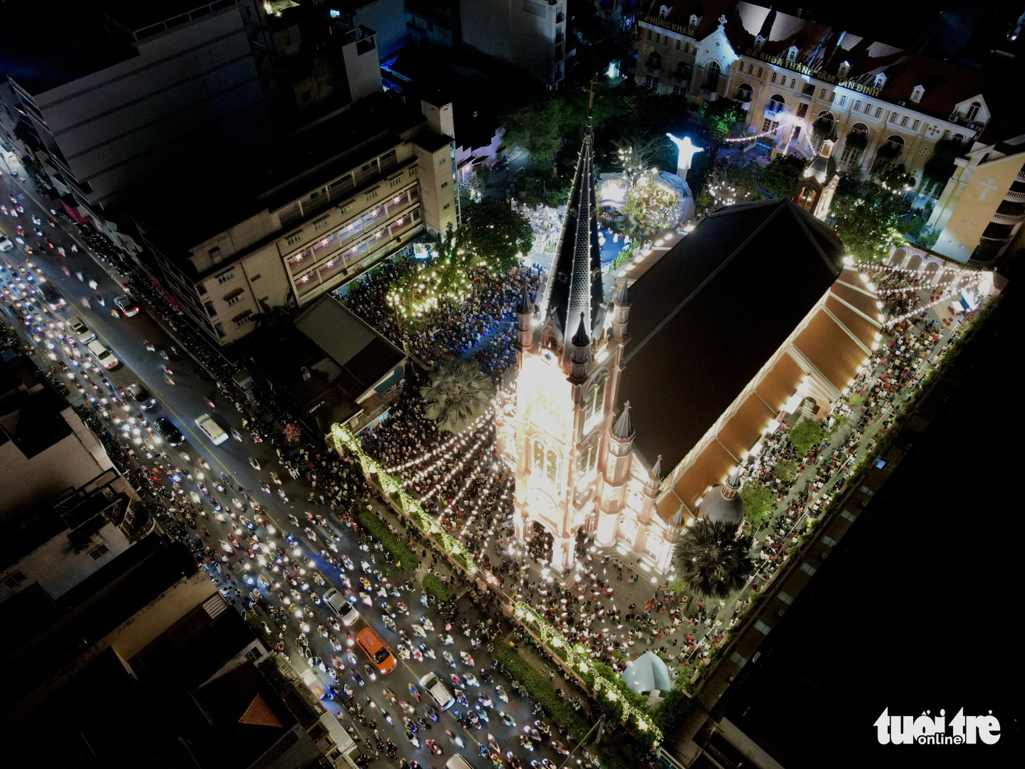 Tan Dinh Church in District 3, Ho Chi Minh City lights up on Christmas Eve, December 24, 2022. Photo: T.T.D. / Tuoi Tre