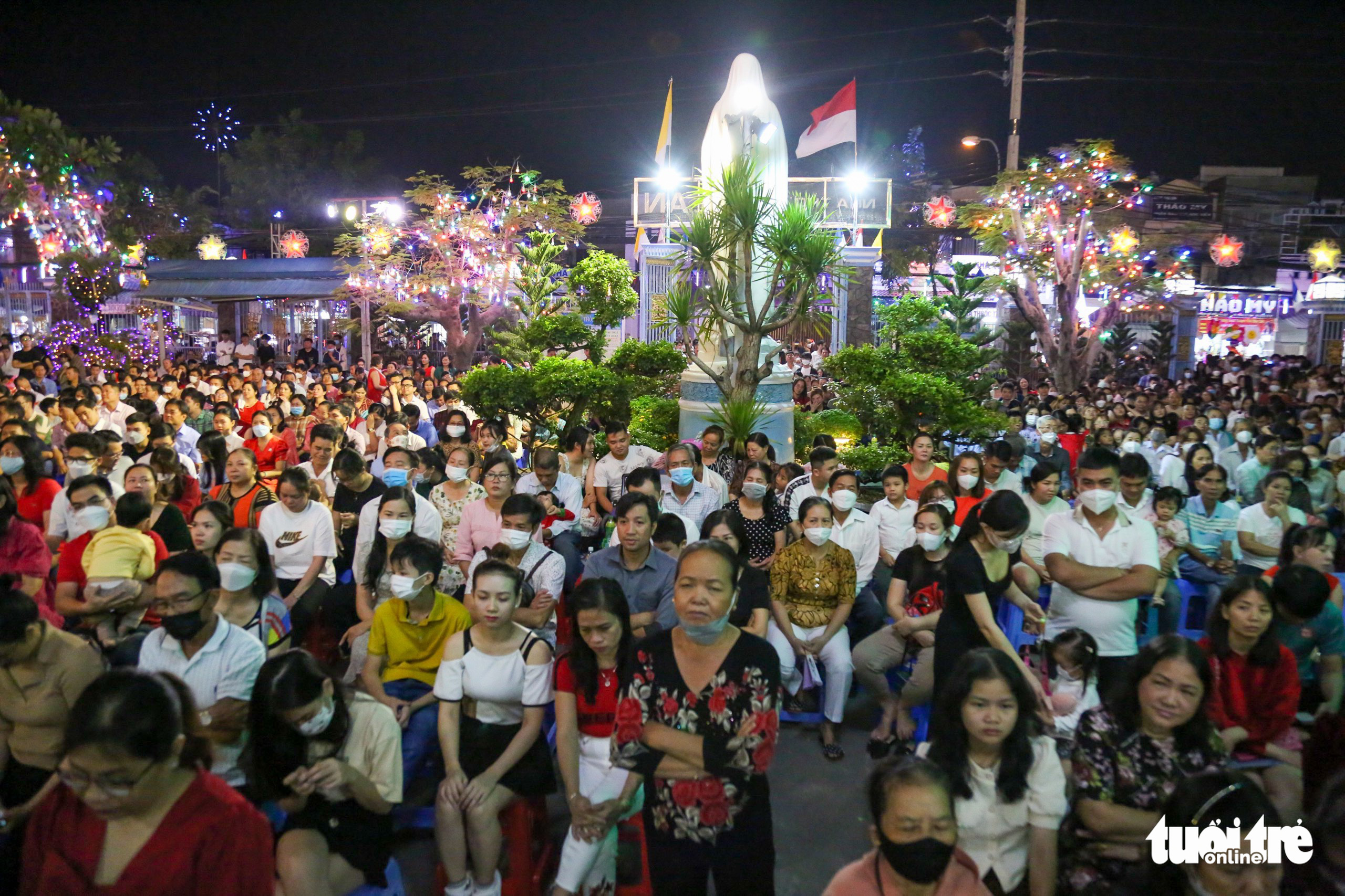 People attend a ceremony at Binh Thai Church in District 8, Ho Chi Minh City, December 24, 2022. Photo: Phuong Quyen / Tuoi Tre