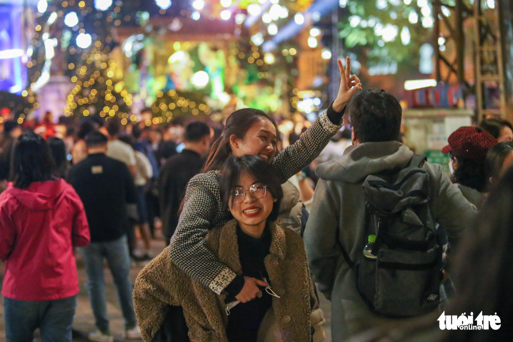 Young people celebrate Christmas in downtown Hanoi, December 24, 2022. Photo: Ha Quan / Tuoi Tre
