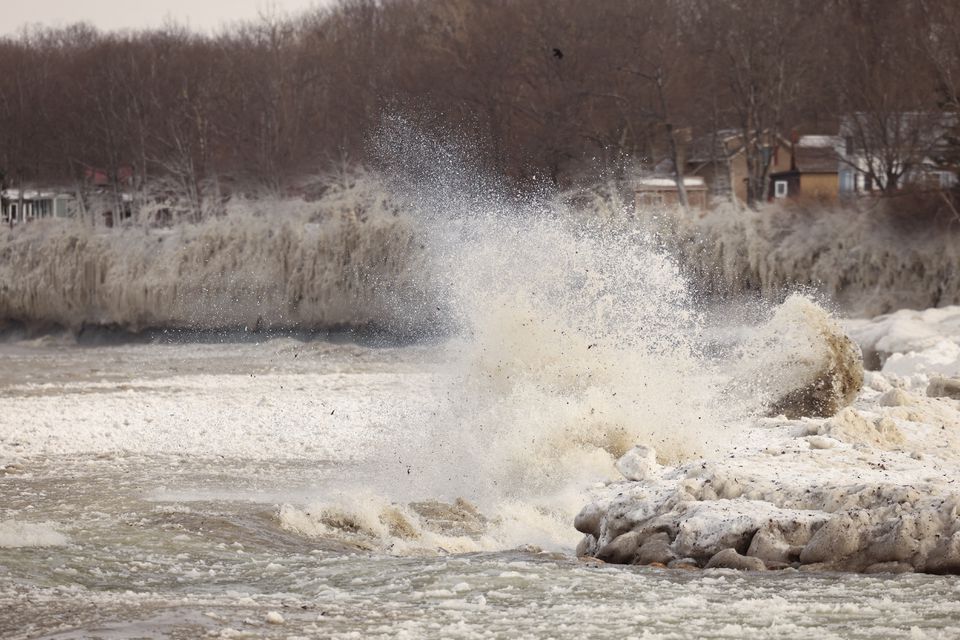 Ice forms by the spray of Lake Erie waves during a winter storm in Silver Creek, New York, U.S., December 24, 2022. Photo: REUTERS