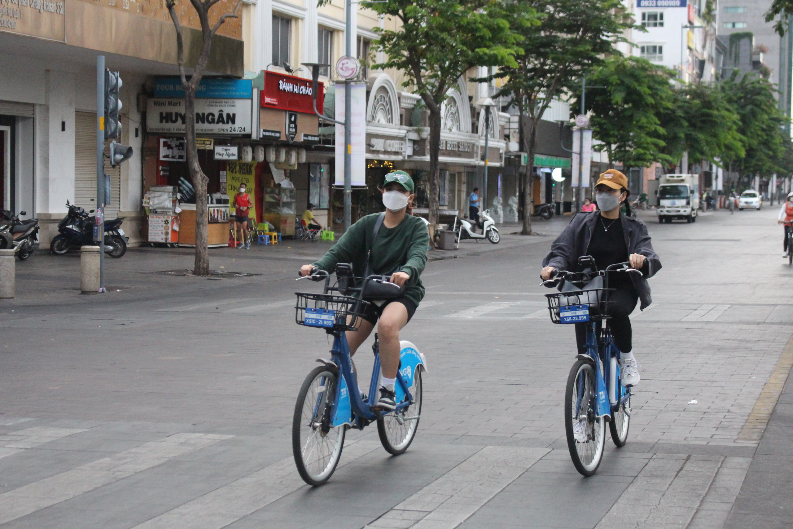 Residents cycle along a street in downtown Ho Chi Minh City, December 25, 2022. Photo: Tuoi Tre