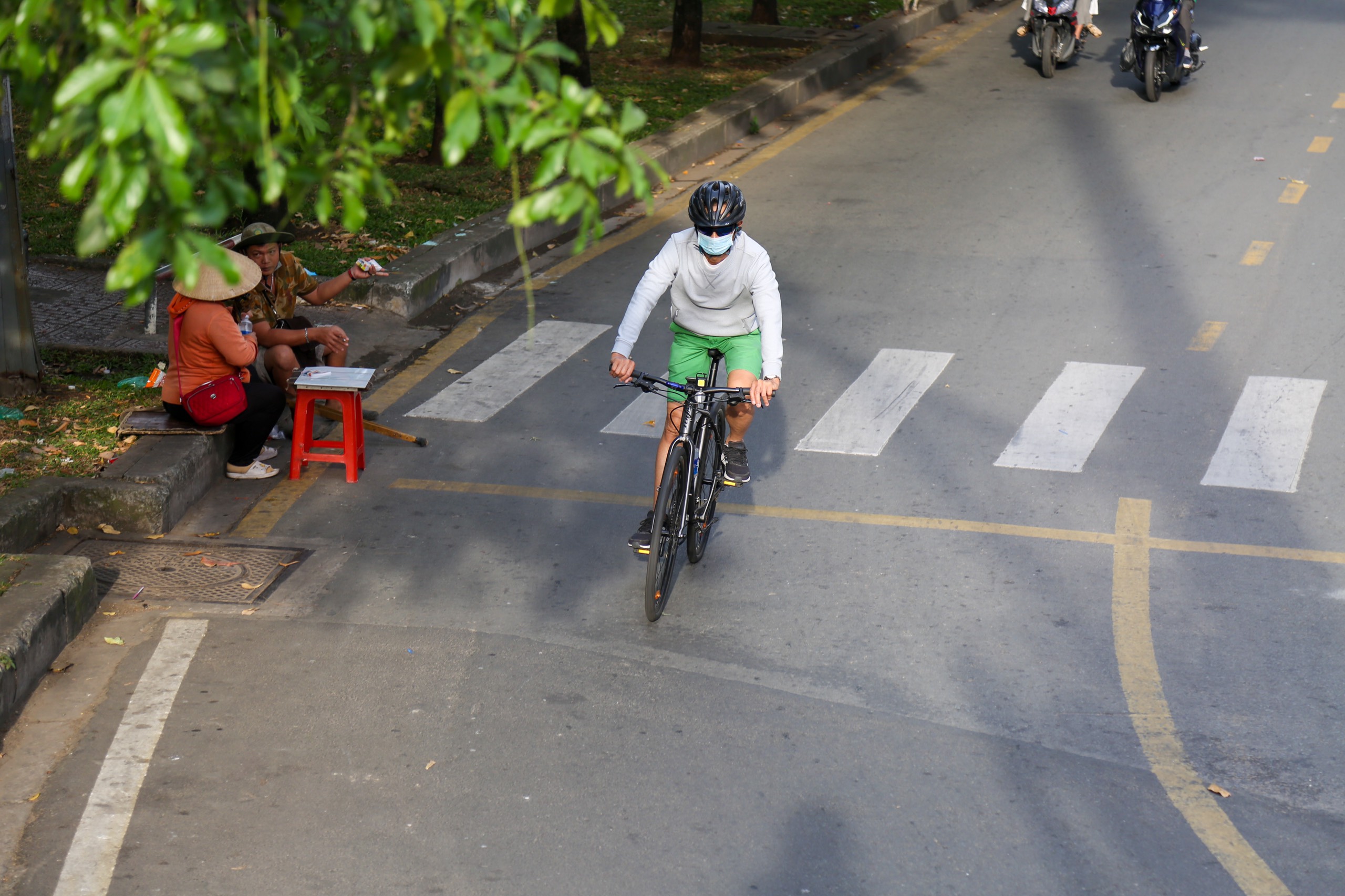 A man wears a sweater while cycling in Ho Chi Minh City, December 25, 2022. Photo: Tuoi Tre