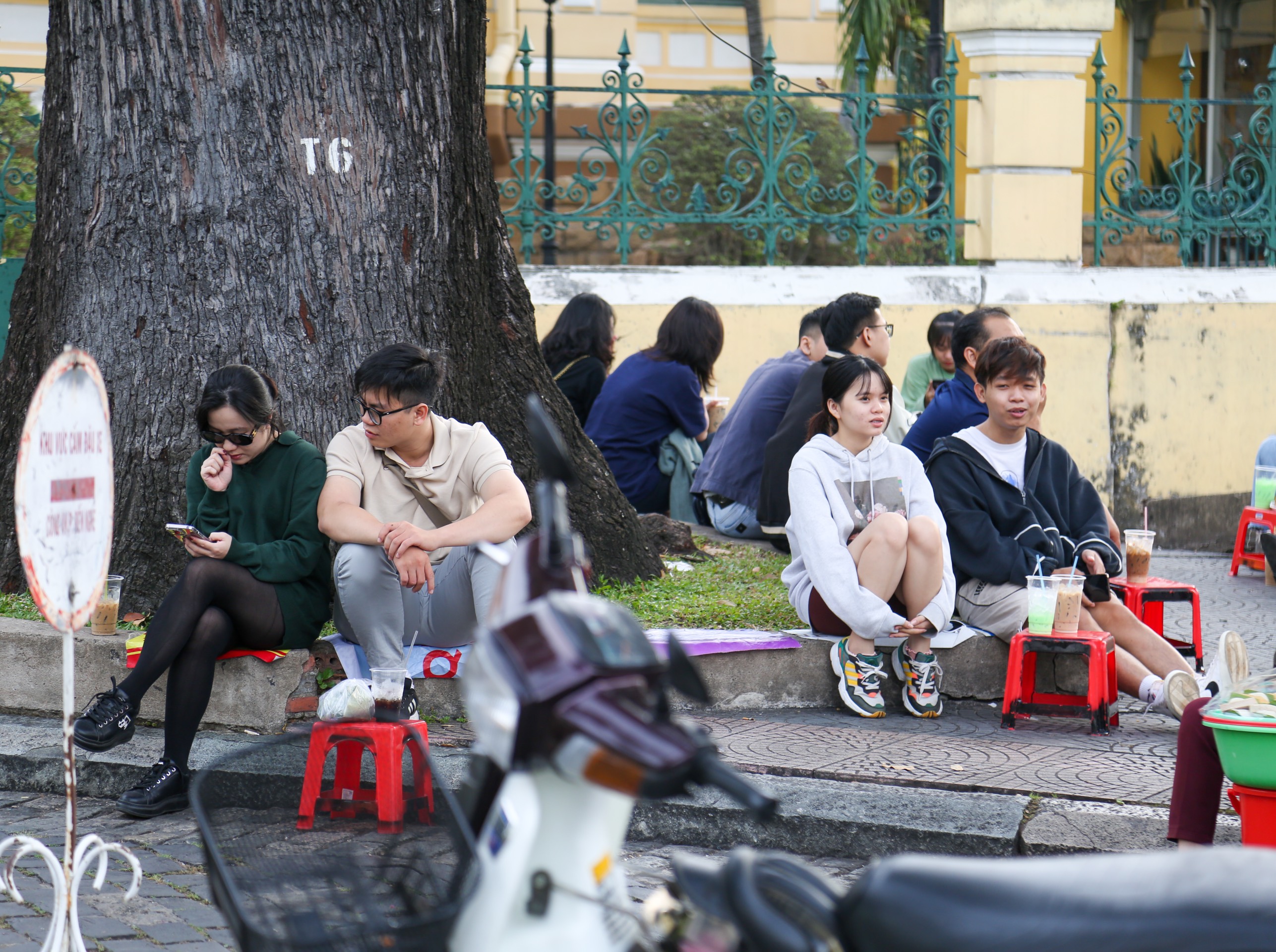 Young people enjoy drinks on a sidewalk in downtown Ho Chi Minh City, December 25, 2022. Photo: Tuoi Tre