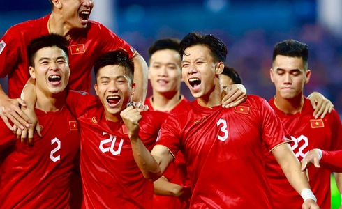 Vietnamese players celebrate a goal in their Group B game against Malaysia at the 2022 AFF Championship in Hanoi, December 27, 2022. Photo: Nguyen Khoi / Tuoi Tre