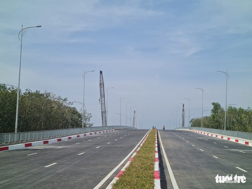 The bridge and its approach roads feature six lanes. Photo: Hung Son / Tuoi Tre