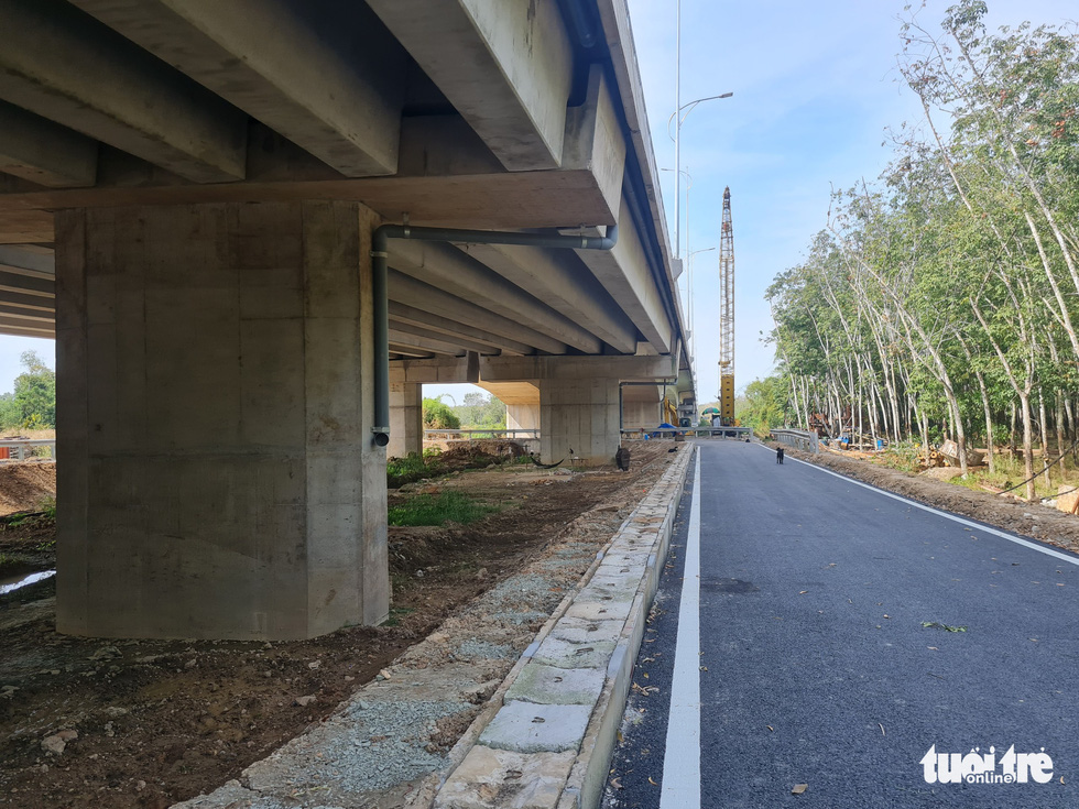 A road next to the bridge is also completed. Photo: Hung Son / Tuoi Tre