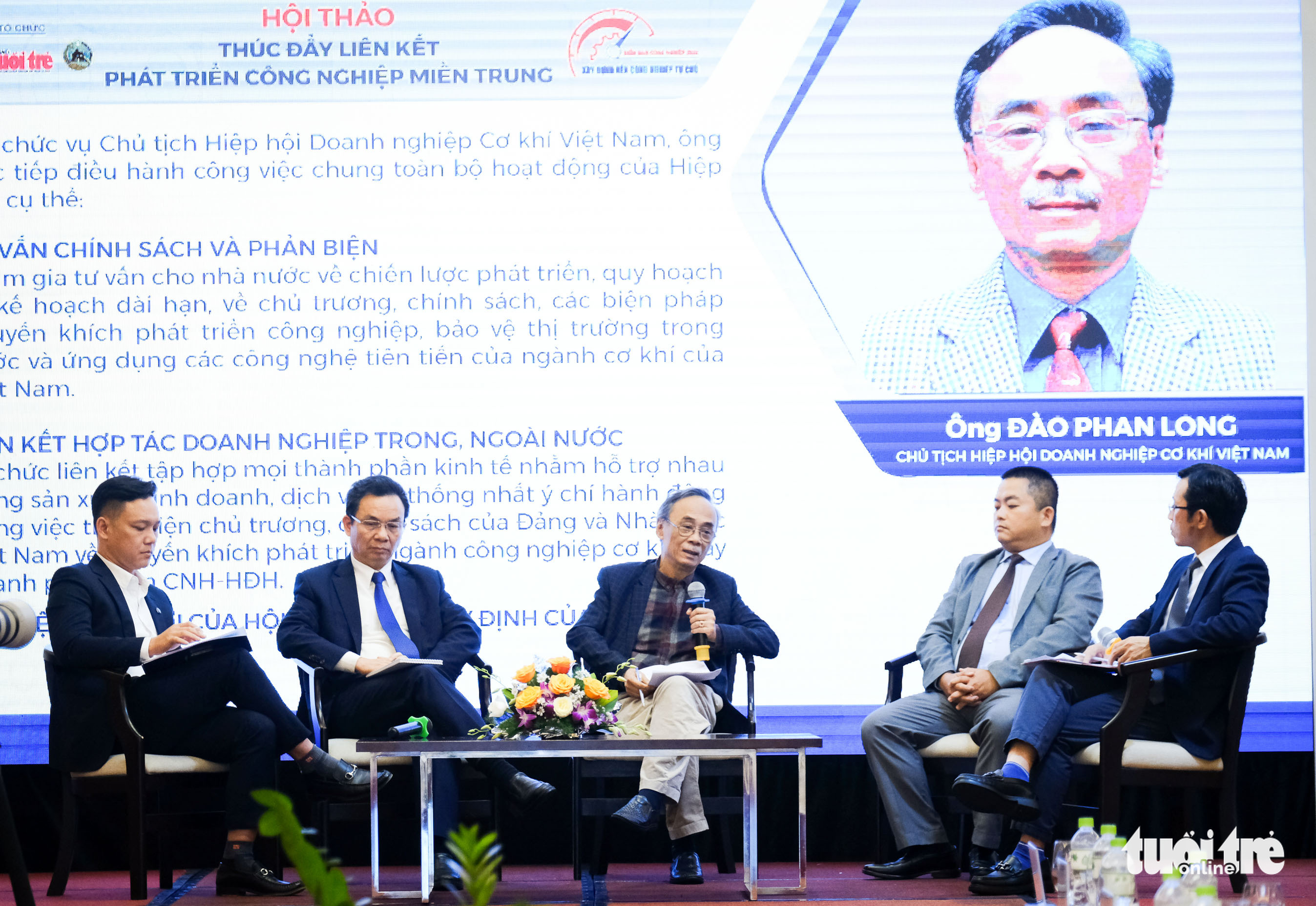 Experts speak at a seminar on ‘Promoting linkages for industrial development in central Vietnam.’ Photo: Tan Luc / Tuoi Tre