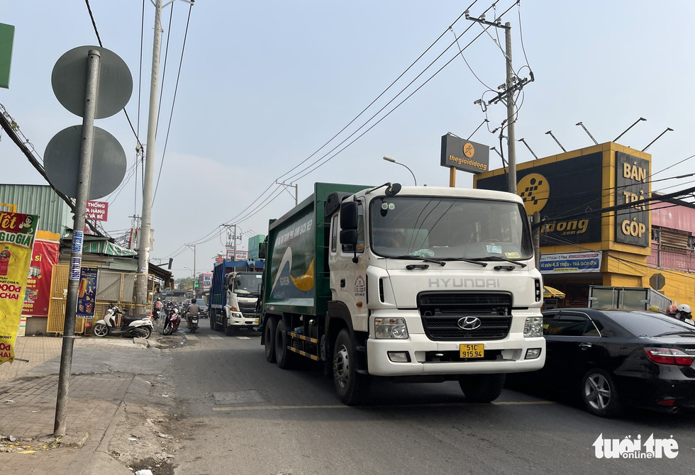 Garbage trucks travel frequently on the current National Highway 50, causing congestion and posing a high risk of traffic accidents over the past many years. Photo: Thu Dung / Tuoi Tre