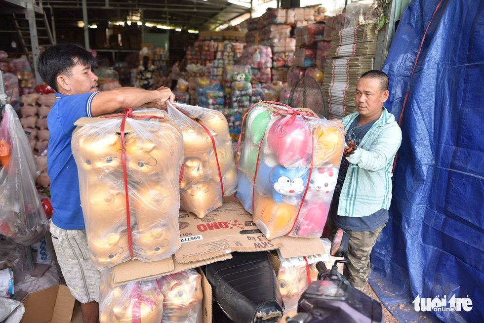 Phan Thanh Ngoc, who resides in Dong Nai Province, purchases the products at the workshop for selling. Photo: Ngoc Phuong / Tuoi Tre