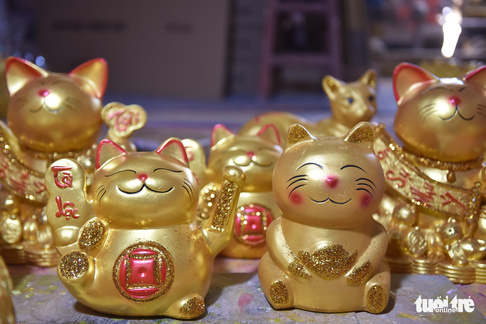 Big-sized kitty banks are priced at VND100,000-150,000 (US$4.2-$6.3) each, while the price of a small-sized kitty bank is VND50,000-70,000 ($2.1-$3). Photo: Ngoc Phuong / Tuoi Tre