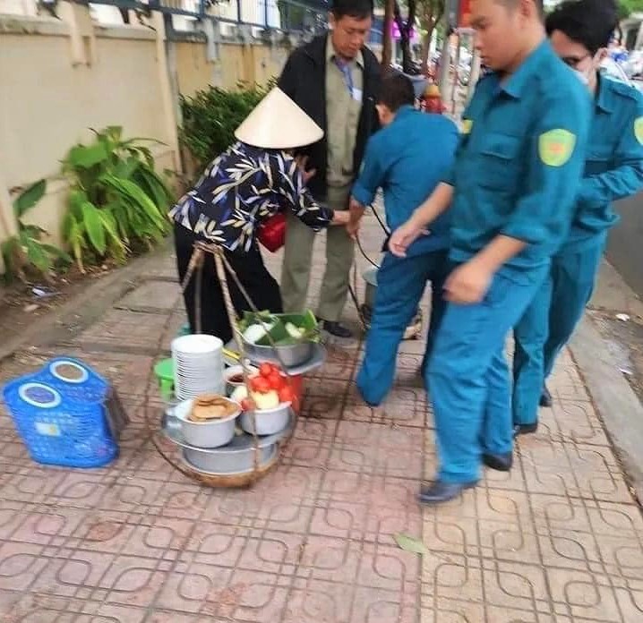 This screenshot taken from a video shared on social media shows functional forces book Huynh Thi Ty after she was filmed pouring leftover broth into a stock pot supposedly for reselling in Nha Trang City, Khanh Hoa Province, Vietnam.