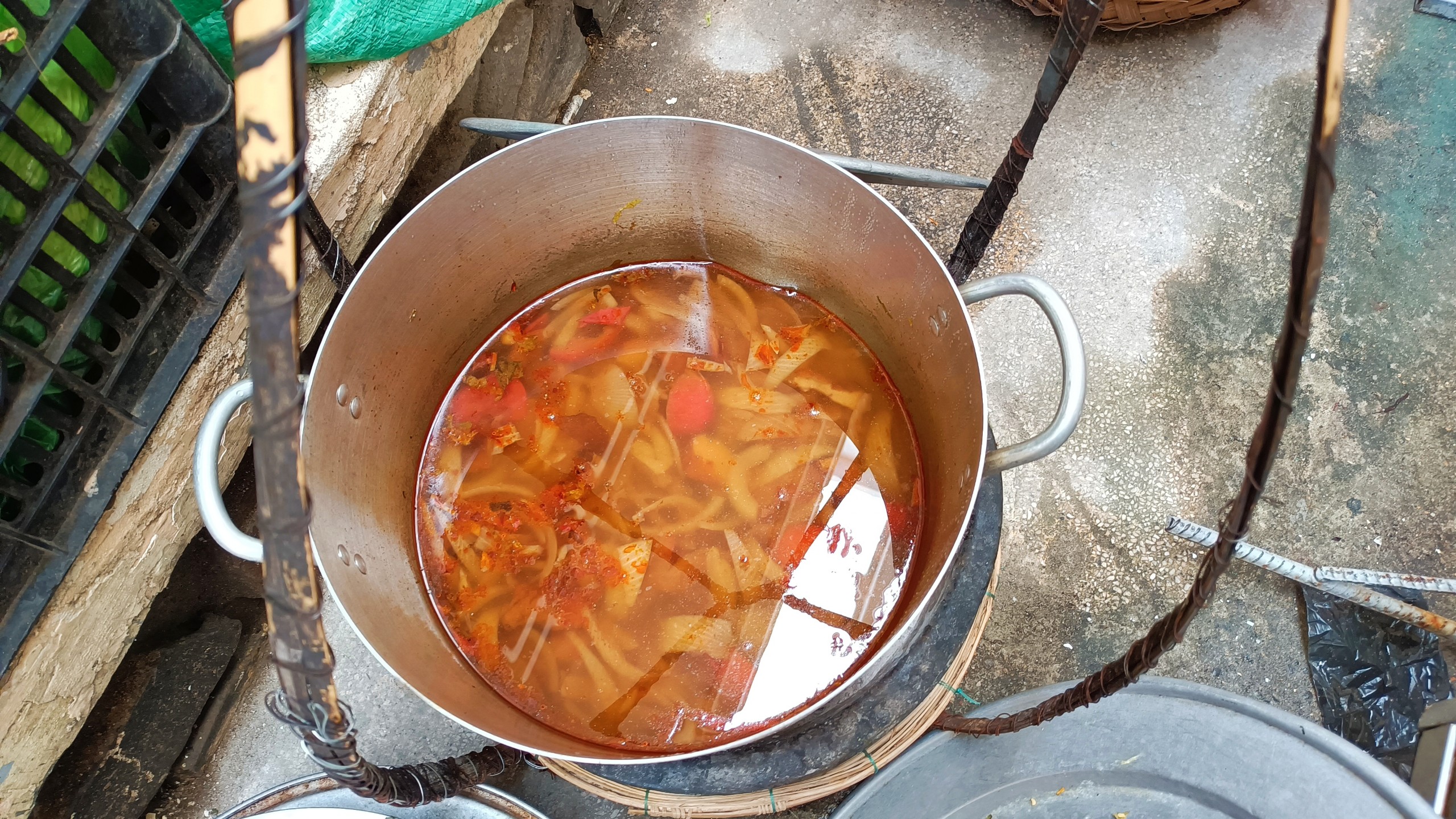 The stock pot containing a type of Vietnamese soup sold by Huynh Thi Ty on a sidewalk near Khanh Hoa General Hospital in Nha Trang City, Khanh Hoa Province, Vietnam. Photo: Minh Chien / Tuoi Tre