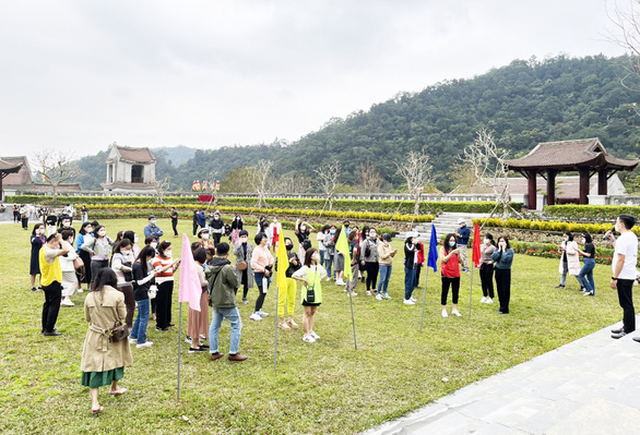 Tourists visit and take part in a team-building game in Yen Tu, Quang Ninh Province. Photo: Tien Thang / Tuoi Tre