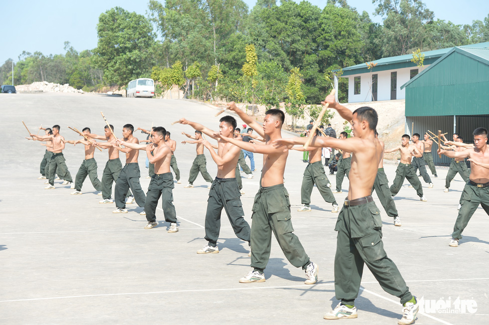 Mobile police officers practice martial arts. Photo: Danh Trong / Tuoi Tre