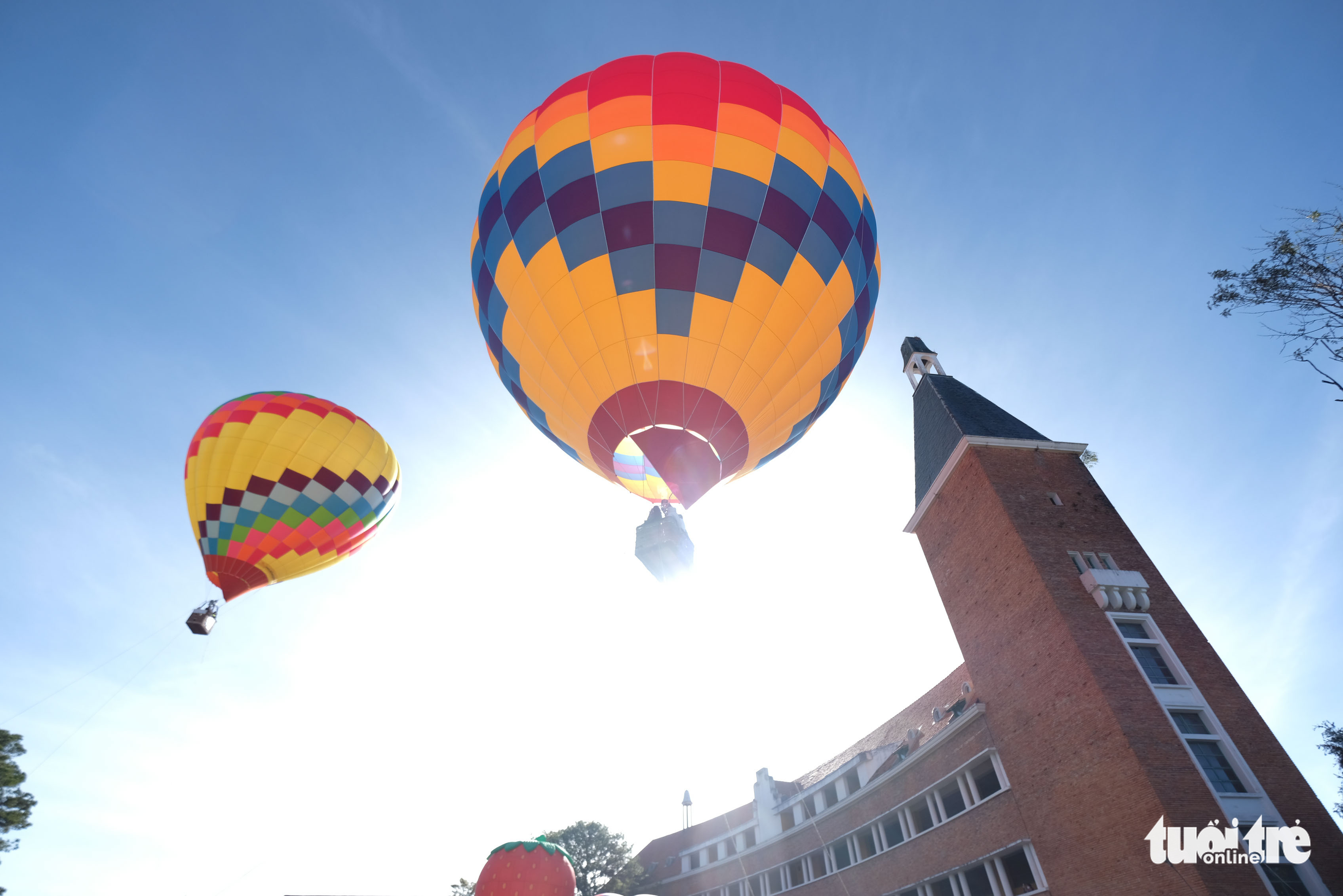 Colorful hot-air balloons in the sky over the Pedagogical College of Da Lat in Da Lat City, Lam Dong Province, Vietnam, December 28, 2022. Photo: M.V. / Tuoi Tre