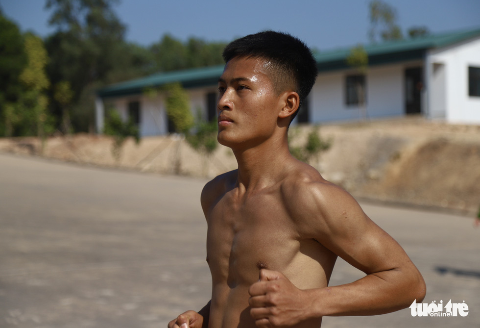 An officer trains under the hot sun. Photo: Danh Trong / Tuoi Tre