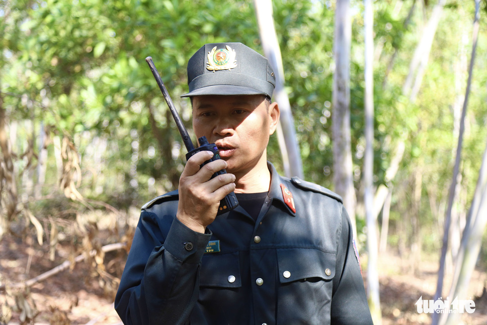 Major Hoang Dinh Cong issues orders to trainees through a walkie-talkie during a training session. Photo: Danh Trong / Tuoi Tre