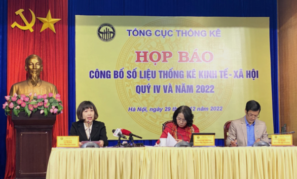 Nguyen Thu Oanh (L), head of the Price Statistics Department under the General Statistics Office, speaks at a press conference held in Hanoi on Thursday to announce the country’s socioeconomic performance in the last quarter of the year and in 2022 as a whole. Photo: D.Tuan / Tuoi Tre