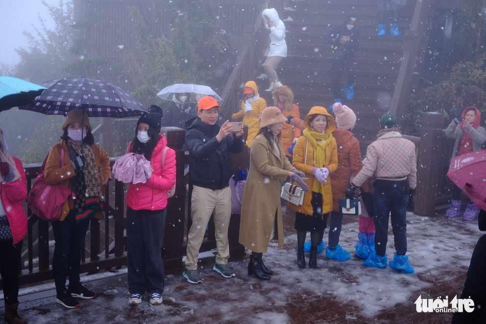 Despite the heavy snowfall, tourists were excited to take photos in the cold weather. Photo: Nam Tran / Tuoi Tre