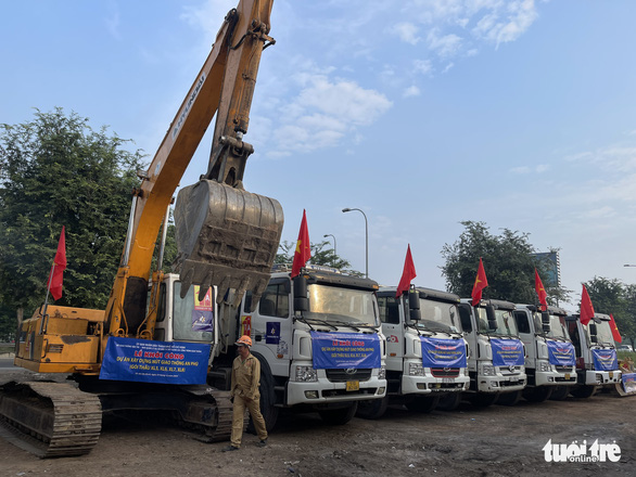 Vehicles are prepared for the execution of a construction package after the ground-breaking ceremony for the An Phu Intersection expansion project. Photo: Thu Dung / Tuoi Tre
