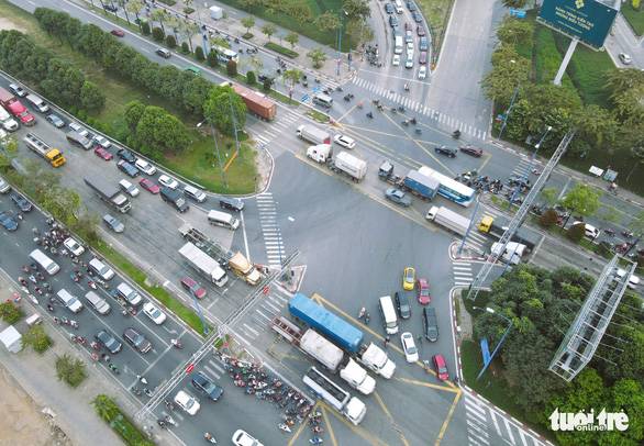A high volume of vehicles are seen at the An Phu Intersection. Photo: Le Phan /Tuoi Tre