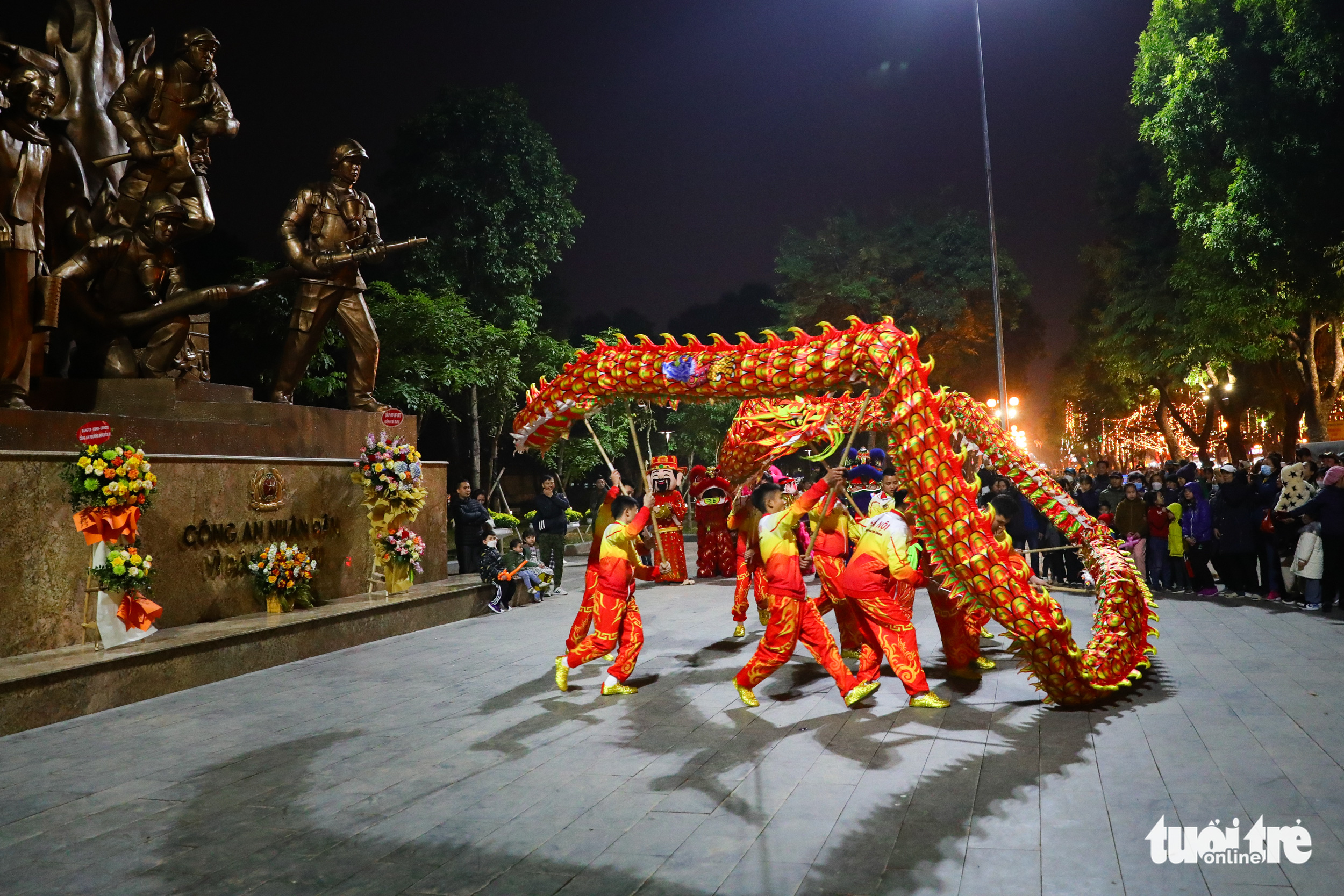 A dragon dance performance during the opening ceremony of Tran Nhan Tong Pedestrian Zone in Hai Ba Trung District, Hanoi, on December 30, 2022. Photo: Danh Khang / Tuoi Tre