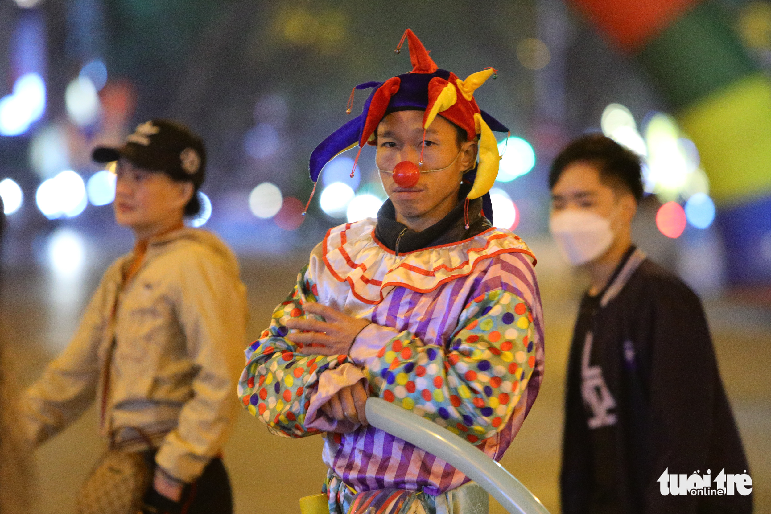 A clown in Tran Nhan Tong Pedestrian Zone in Hai Ba Trung District, Hanoi, on December 30, 2022. Photo: Danh Khang / Tuoi Tre