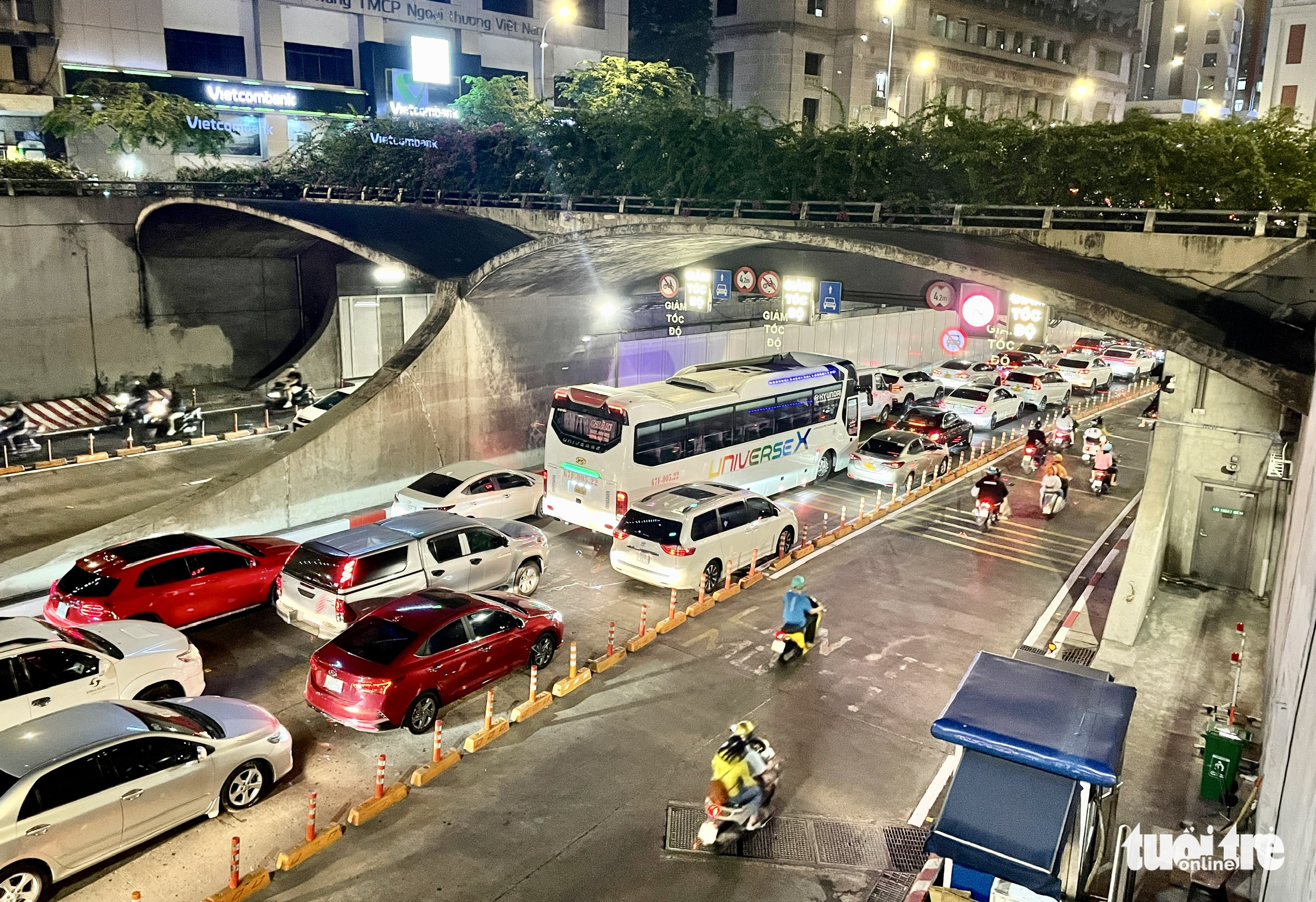 Automobiles are stuck following a pile-up in the Saigon River Tunnel in Ho Chi Minh City, December 30, 2022. Photo: Chau Tuan / Tuoi Tre