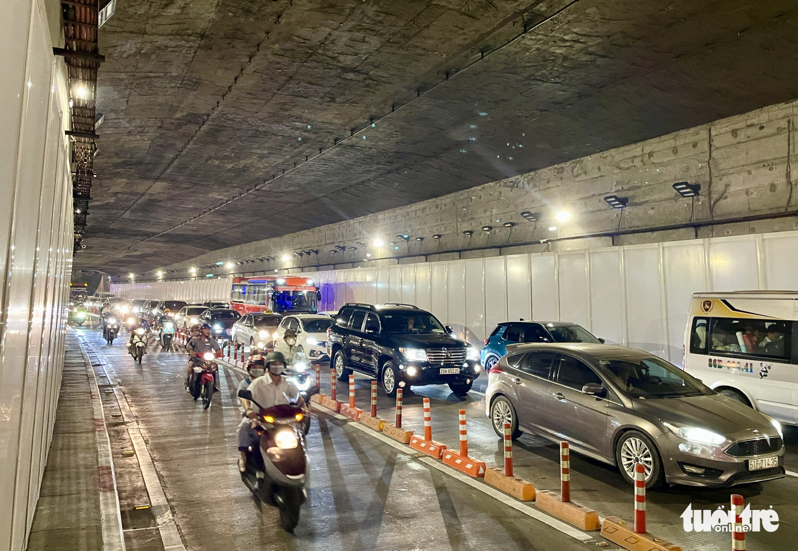 Automobiles are stuck following a pile-up in the Saigon River Tunnel in Ho Chi Minh City, December 30, 2022. Photo: Chau Tuan / Tuoi Tre