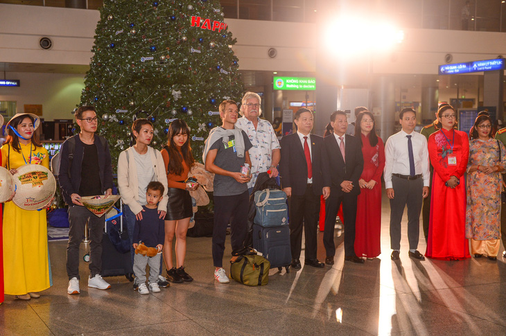 Lucky tourists on the first day of the new year at Tan Son Nhat International Airport. Photo: Quang Dinh / Tuoi Tre
